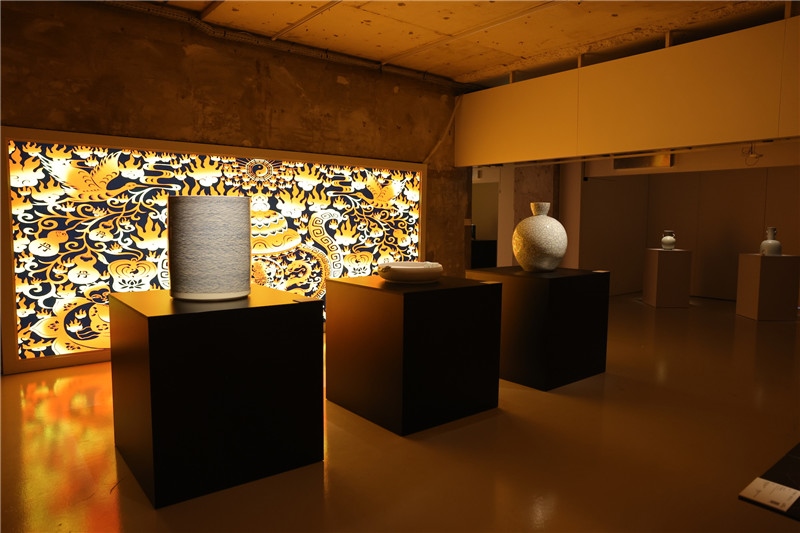 《新生萬物-中國非遺與當代設(shè)計展》展廳。陽光媒體集團供圖