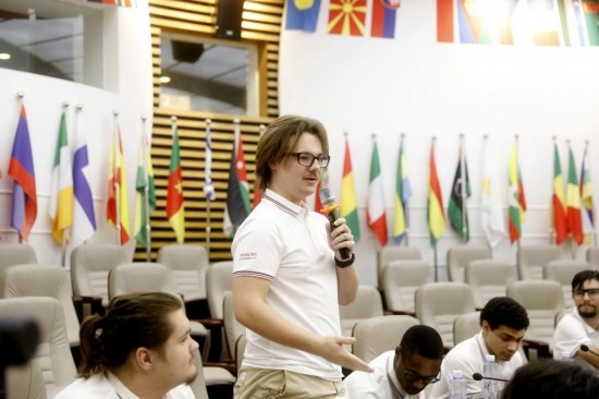 7月8日，美國中田納西州立大學(xué)大一學(xué)生雅克布·揚(yáng)在共譜華美和音交流營上分享。新華社發(fā)