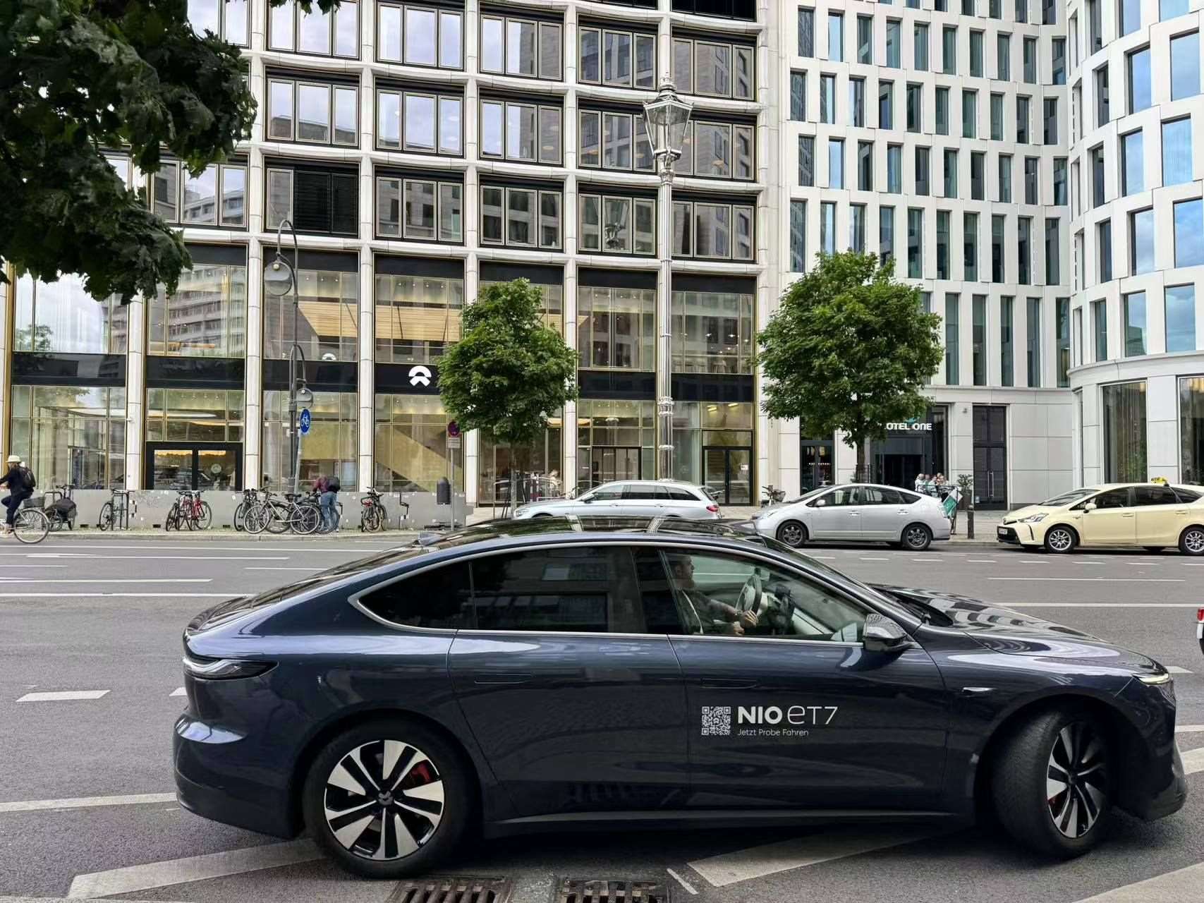 消費者在蔚來柏林智能駕駛中心前試駕電動汽車。 人民網(wǎng)記者 李強(qiáng)攝