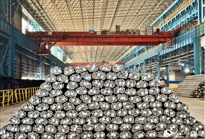 廠房?jī)?nèi)待運(yùn)輸?shù)耐ㄤ摦a(chǎn)品。人民網(wǎng) 謝瑩攝