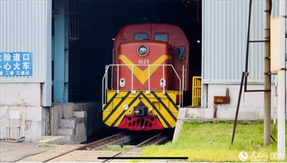 通鋼產(chǎn)品通過(guò)鐵路運(yùn)輸出場(chǎng)。人民網(wǎng) 謝瑩攝