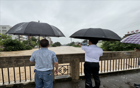 工作組在防汛一線開展工作。受訪者供圖