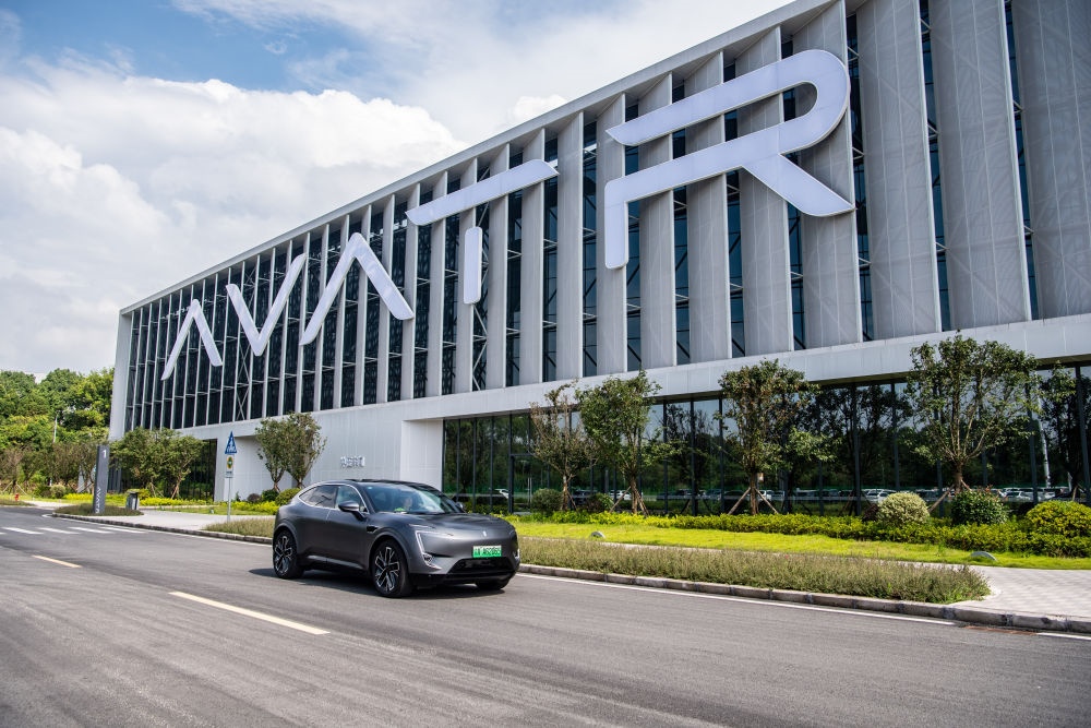 一輛新能源汽車在重慶市江北區(qū)行駛（2023年7月20日攝）。新華社記者 唐奕 攝