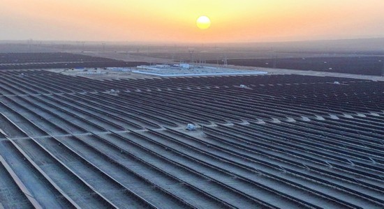 2023年11月13日拍攝的中國石油塔里木油田伽師縣60萬千瓦光伏發(fā)電項目(無人機照片)。新華社發(fā)(陳士兵攝)