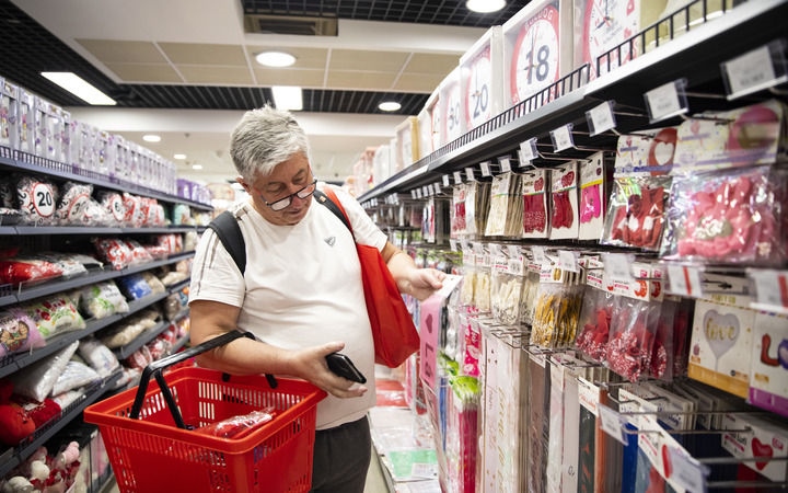 2024年4月29日，在匈牙利布達佩斯，一名男子在中歐商貿物流合作園區(qū)的中國商品交易展示中心內購物。中歐商貿物流合作園區(qū)是中國在歐洲地區(qū)建設的首個商貿物流型境外經貿合作區(qū)，也是集商貿展示與交易、物流運輸與倉儲、產業(yè)投資與合作功能于一體的中歐企業(yè)雙向互動平臺。新華社記者 張帆 攝