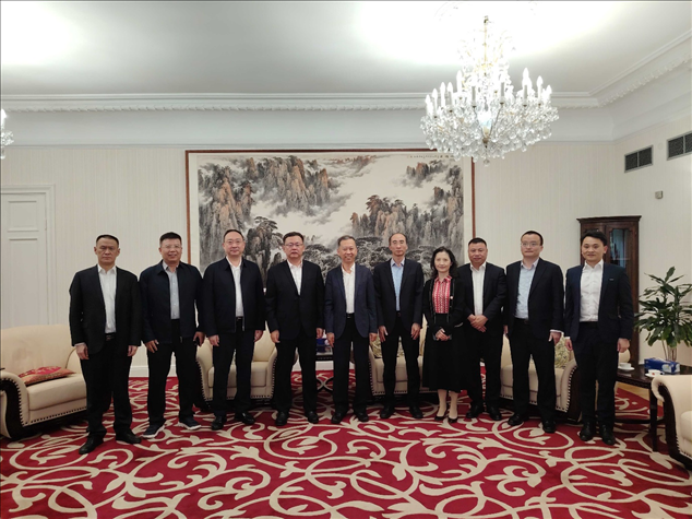 中國駐瑞典大使崔愛民（左五）會見中國中鐵股份有限公司總裁陳文健一行并合影。中國駐瑞典大使館供圖