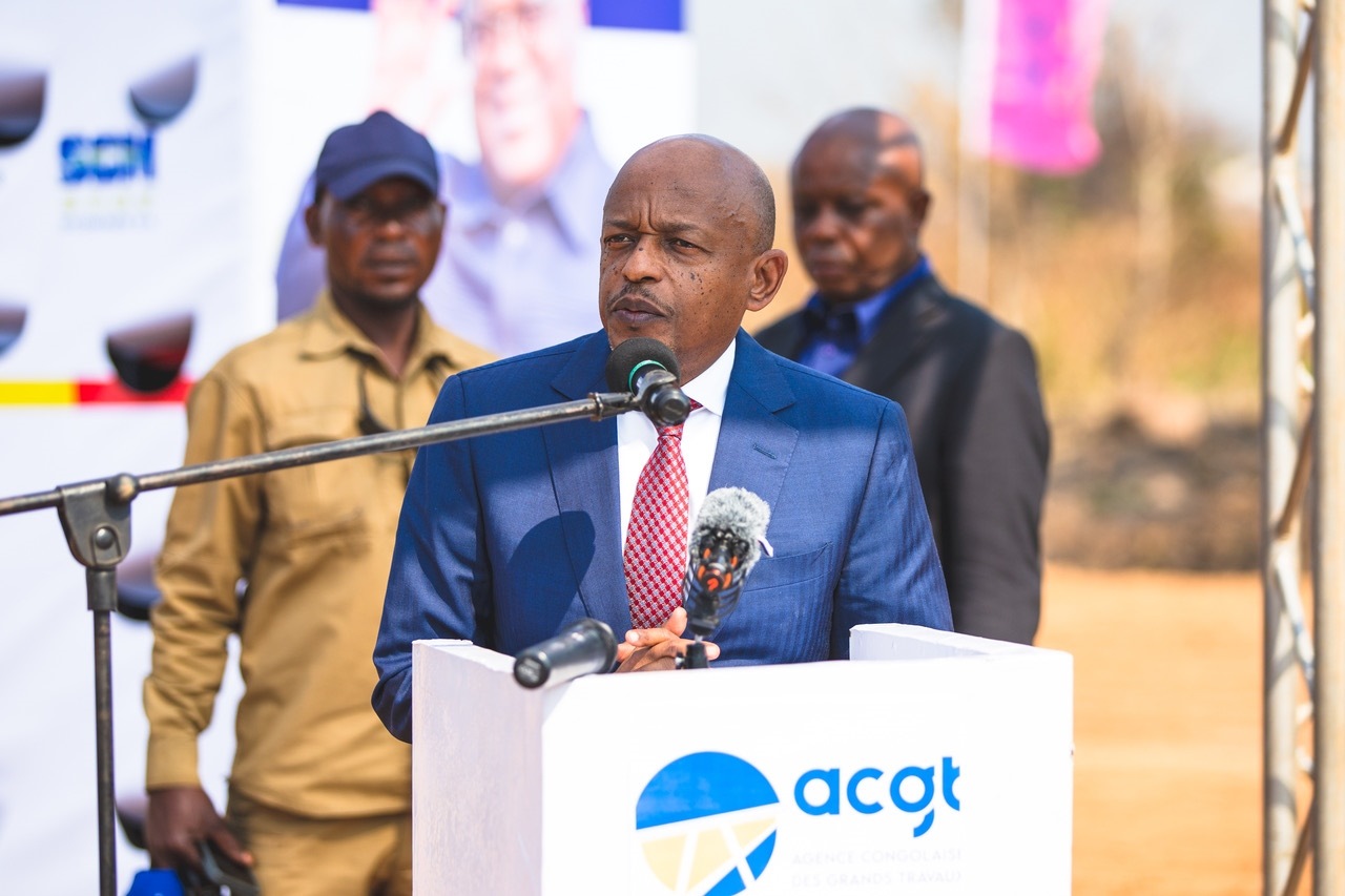 剛果（金）國務部長兼基礎設施和公共工程部長穆武尼在開工儀式上致辭。中鐵資源集團供圖