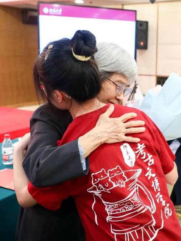 2023年，在校友向母校捐贈(zèng)儀式上，鐘芳蓉與樊錦詩擁抱。校方供圖