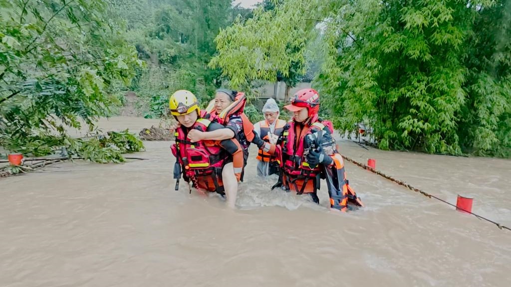 在忠縣，救援人員正在轉移受災群眾。新華社發(fā)