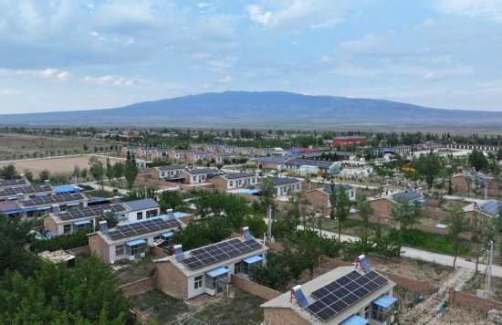 紅寺堡區(qū)新集村屋頂上的光伏板。新華社發(fā)（康國(guó)慶 攝）