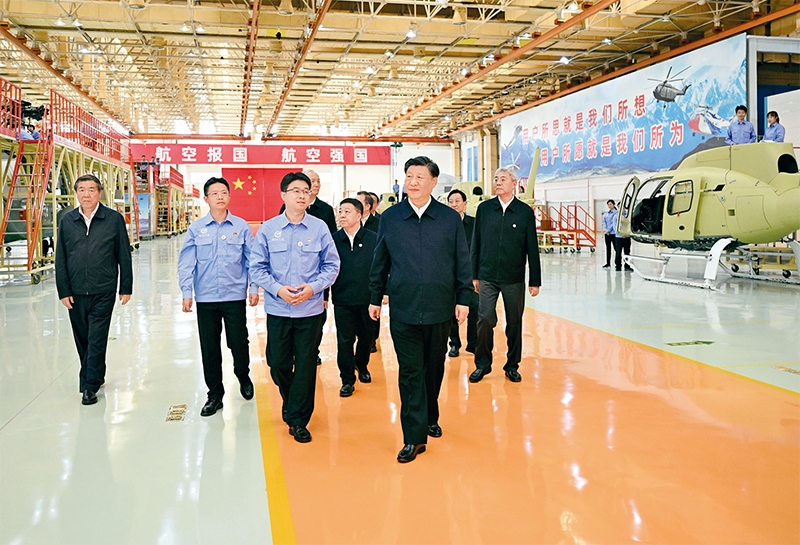 2023年10月10日至13日，中共中央總書記、國家主席、中央軍委主席習(xí)近平在江西考察。這是11日上午，習(xí)近平在景德鎮(zhèn)市昌河飛機(jī)工業(yè)（集團(tuán)）有限公司考察。 新華社記者 燕雁/攝