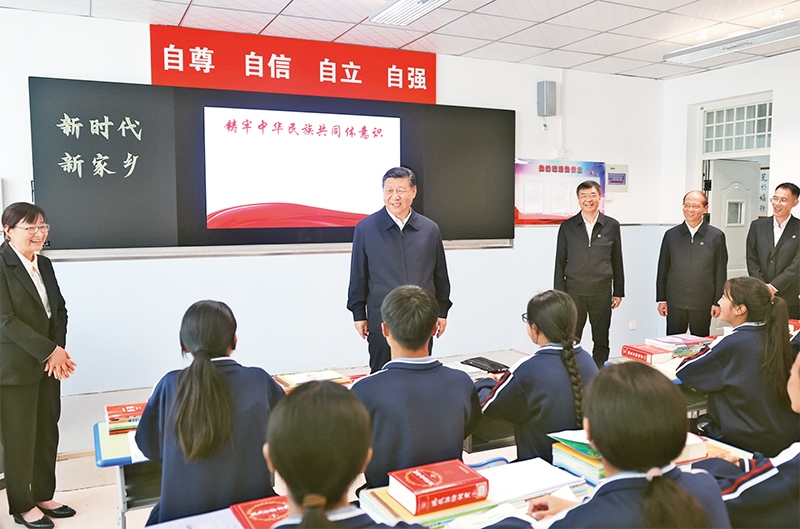 2024年6月18日至19日，中共中央總書記、國家主席、中央軍委主席習(xí)近平在青?？疾臁＿@是18日下午，習(xí)近平在果洛西寧民族中學(xué)高一（1）班觀摩“新時代、新家鄉(xiāng)”主題思政課。 新華社記者 鞠鵬/攝