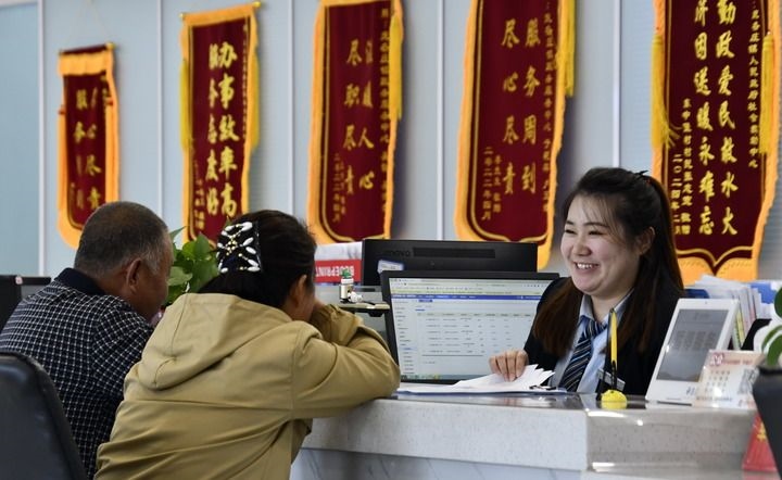 2024年3月25日，北京市大興區(qū)龐各莊鎮(zhèn)政務服務中心的工作人員耐心為群眾解答問題。大興區(qū)龐各莊鎮(zhèn)政務服務中心用“最多跑一次”的工作理念為企業(yè)和群眾提供了便利化、精準化、個性化的衍生服務。新華社記者 李欣 攝