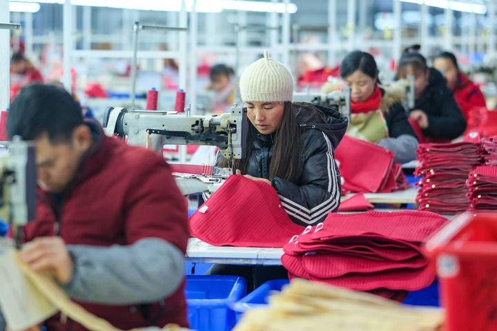 2024年1月18日，社區(qū)居民在紅安社區(qū)的鄉(xiāng)村振興就業(yè)車間工作。紅安社區(qū)是由易地搬遷安置區(qū)單獨成立的新社區(qū)，位于湖南省湘西土家族苗族自治州鳳凰縣禾庫鎮(zhèn)。新華社記者 張鋮 攝