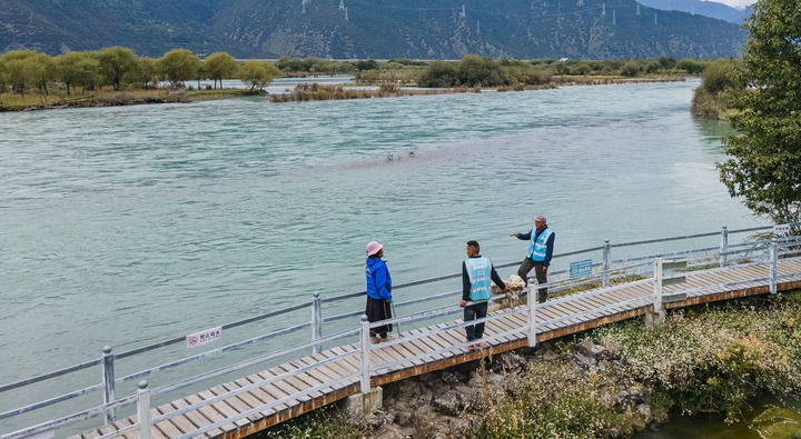 西藏雅尼國家濕地公園管護員在巡護途中小憩（無人機照片，2023年9月8日攝）。新華社記者 丁增尼達 攝