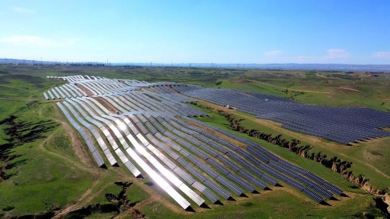 紅寺堡區(qū)發(fā)展光伏產(chǎn)業(yè)。新華社發(fā)（康國(guó)慶 攝）