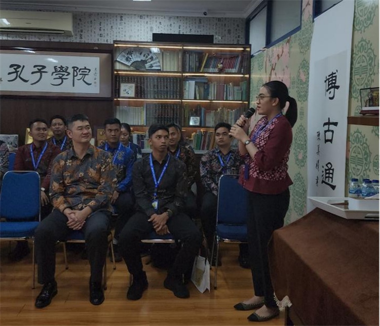 警察學(xué)員用漢語進行自我介紹 。活動主辦方供圖