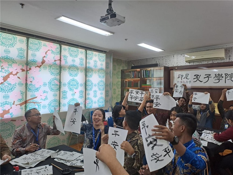 警察學(xué)員們展示書法學(xué)習成果?；顒又鬓k方供圖