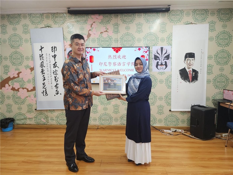 警察語言學(xué)院老師與王大昕交換禮品?；顒又鬓k方供圖