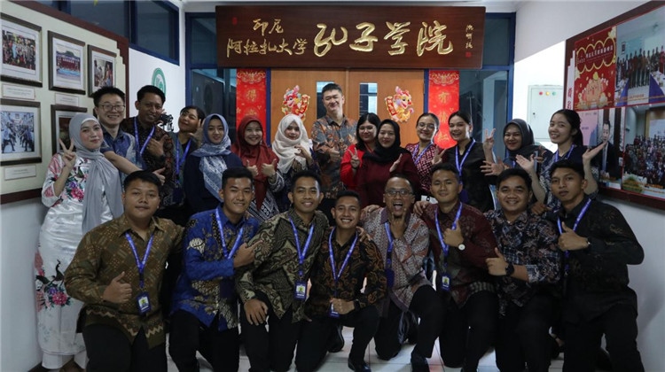 警察 學(xué)員們在孔院門口合影?；顒又鬓k方供圖