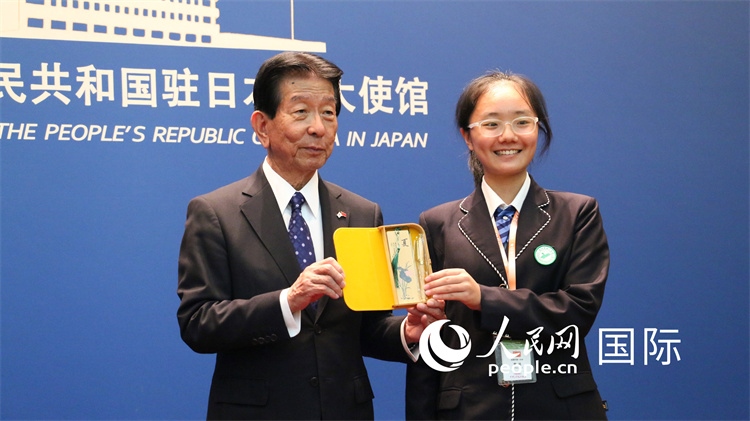 中國小大使向日本永旺1%俱樂部理事長森美樹贈送當?shù)靥厣Y品。人民網(wǎng) 許可攝