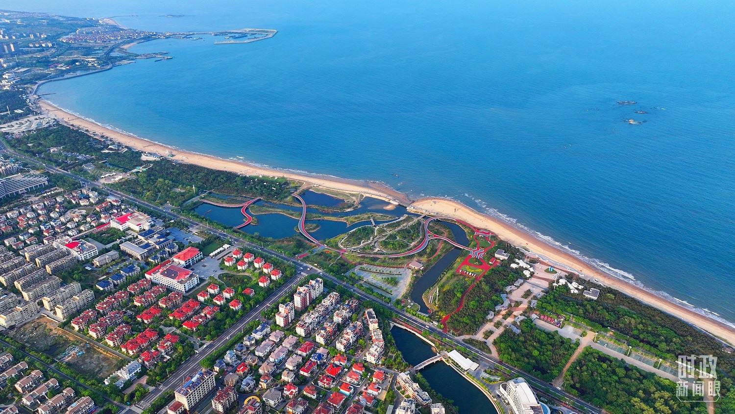 △日照市陽光海岸綠道。近年來，日照市對沿海裸露場地及岸線破損處進(jìn)行生態(tài)修復(fù)，建成約28公里的陽光海岸綠道，為市民和游客提供了運(yùn)動(dòng)休閑好去處。（總臺央視記者范凱拍攝）