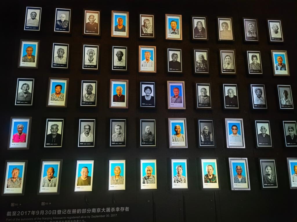 侵華日軍南京大屠殺遇難同胞紀(jì)念館內(nèi)的幸存者照片墻局部。新華社記者邱冰清 攝