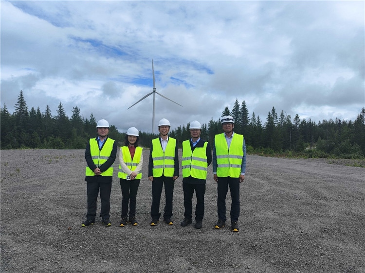 中國(guó)駐瑞典大使崔愛民（中）走訪中廣核歐能瑞典公司。中國(guó)駐瑞典大使館供圖