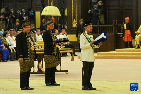  7月20日，馬來西亞總理安瓦爾（右）在吉隆坡出席最高元首登基儀式。新華社發(fā)（馬來西亞新聞局供圖）