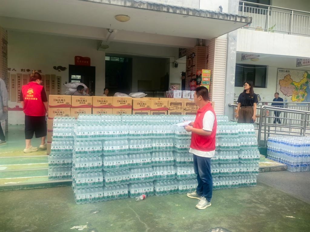 圖為愛(ài)心人士向鳳縣河口鎮(zhèn)中心小學(xué)捐贈(zèng)的物資。新華社記者 劉彤 攝