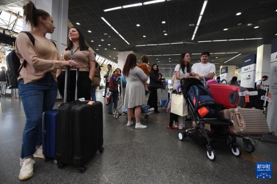 7月19日，受影響航班的旅客在巴西首都巴西利亞機(jī)場(chǎng)等待。新華社發(fā)（盧西奧·塔沃拉 攝）