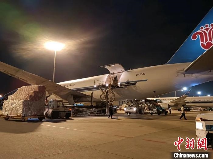 南航物流客機(jī)正裝運(yùn)前往巴黎的跨境電商貨物。南方航空 供圖