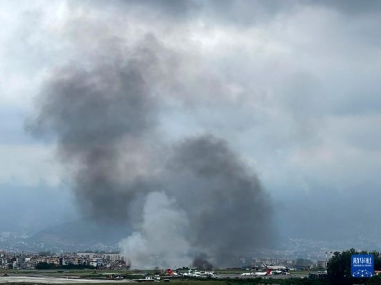 這是7月24日在尼泊爾加德滿都特里布萬(wàn)機(jī)場(chǎng)拍攝的濃煙。目擊者說，一架飛機(jī)在尼泊爾加德滿都特里布萬(wàn)機(jī)場(chǎng)墜毀。新華社/美聯(lián)
