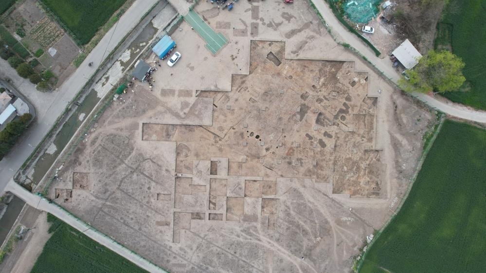 這是2024年3月23日拍攝的四川省廣漢市三星堆遺址發(fā)掘區(qū)（無人機(jī)照片）。新華社發(fā)（四川省文物考古研究院供圖）