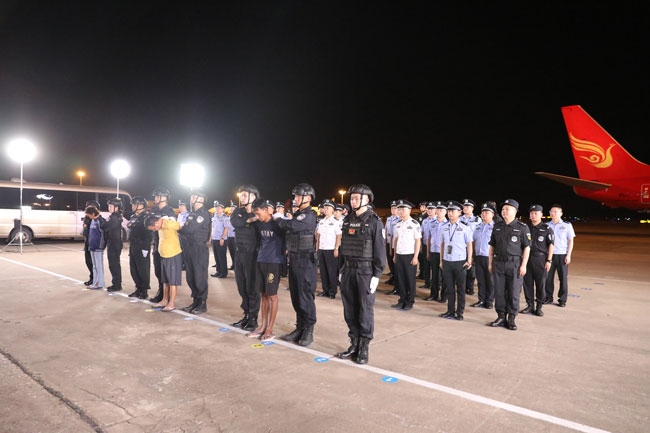 押解現(xiàn)場。公安部供圖