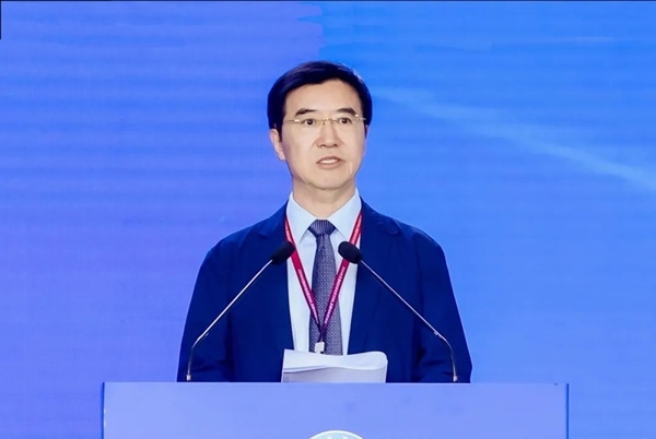 杜玉波在第八屆產(chǎn)教融合發(fā)展大會(huì)上作主旨報(bào)告。中國(guó)高等教育學(xué)會(huì)供圖