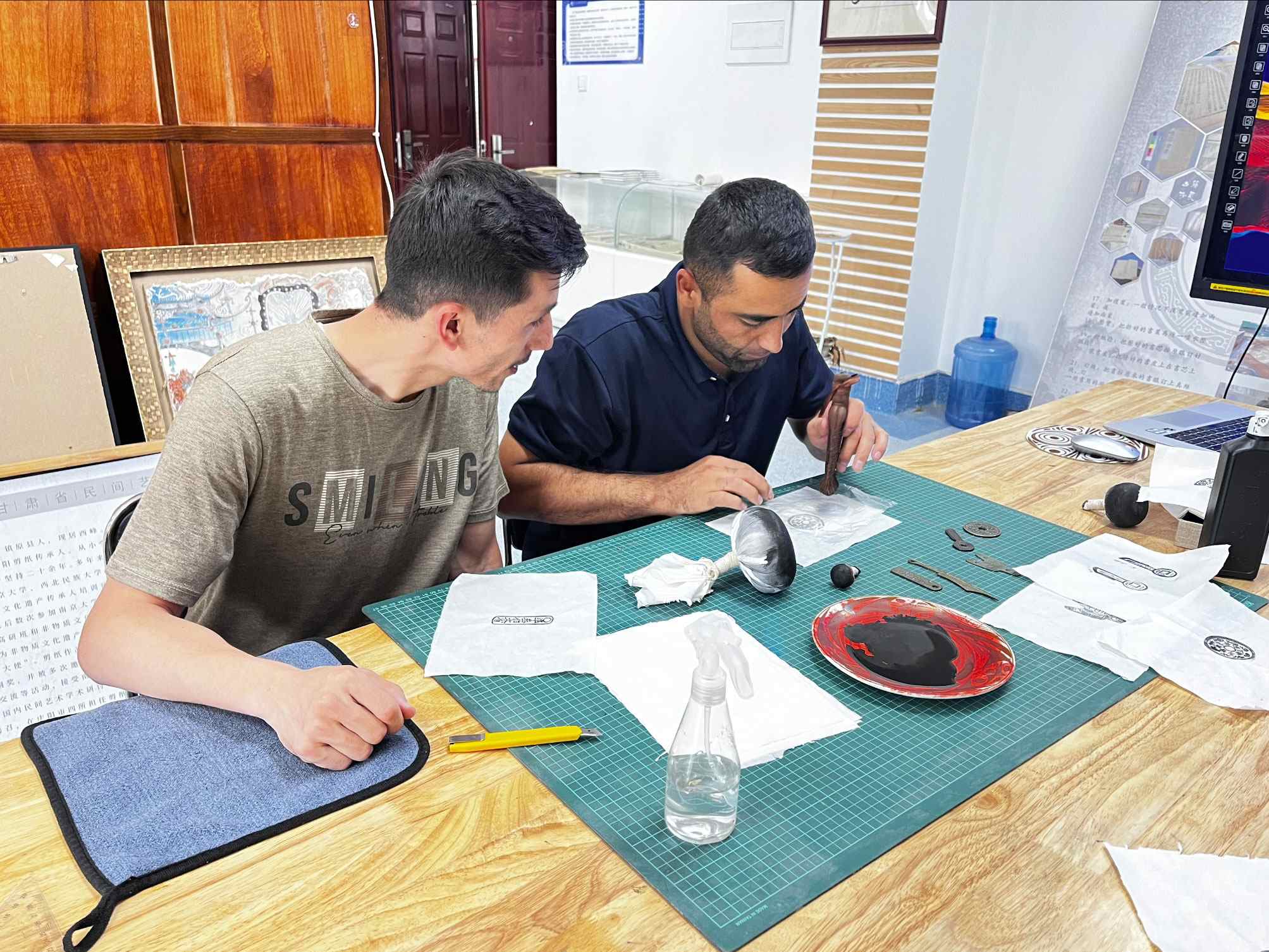 營(yíng)員們動(dòng)手體驗(yàn)“非遺”技藝。校方供圖