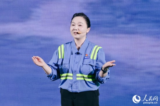 黃英紅講述在互聯(lián)網(wǎng)“種地”的故事。人民網(wǎng)攝