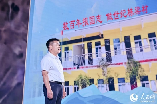 張玉滾分享用一根扁擔送孩子們走出大山的故事。人民網(wǎng)攝