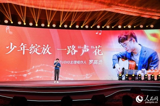 羅高丞在臺上分享自己的創(chuàng)作心路。人民網(wǎng)攝