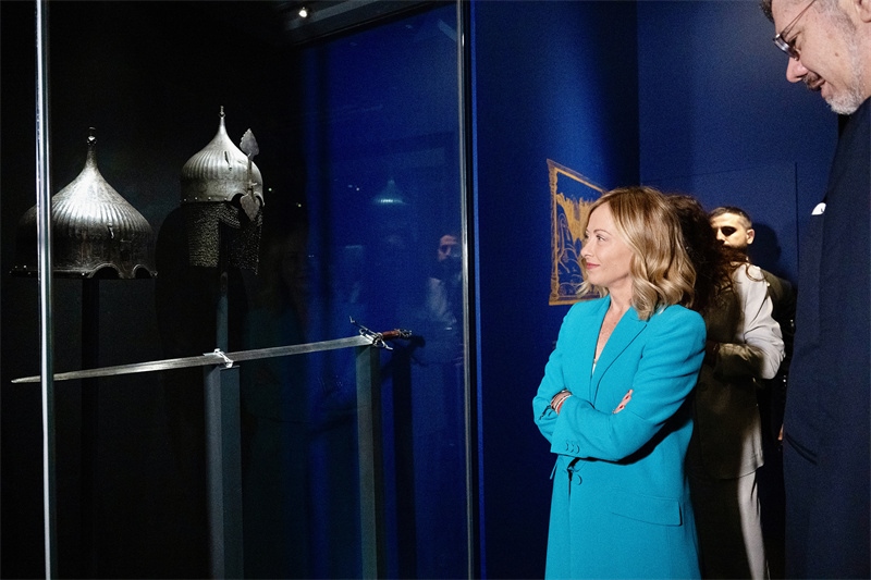 意大利總理梅洛尼參觀展覽“傳奇之旅：馬可·波羅與絲綢之路上的世界”。 (意大利總理府供圖)