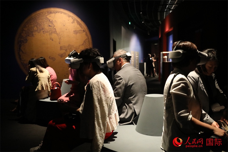 嘉賓在展覽“傳奇之旅：馬可·波羅與絲綢之路上的世界”VR體驗區(qū)參觀。人民網(wǎng) 殷韜攝