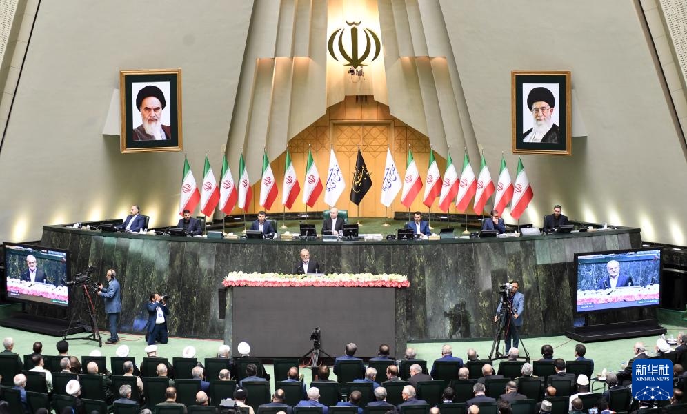 7月30日，佩澤希齊揚（中）在伊朗德黑蘭的伊朗議會宣誓就任伊朗總統(tǒng)后發(fā)表就職演說。新華社記者 沙達(dá)提 攝