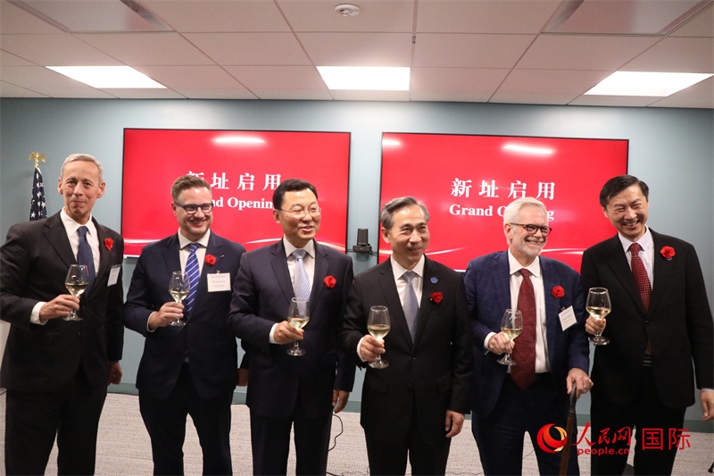 4、美中貿(mào)易全國(guó)委員會(huì)會(huì)長(zhǎng)克雷格·艾倫、美國(guó)商會(huì)高級(jí)副會(huì)長(zhǎng)傅瑞偉等美國(guó)工商界代表出席活動(dòng)。 人民網(wǎng)記者 李志偉攝