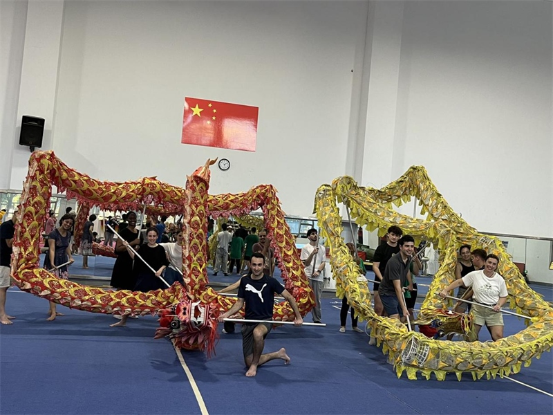 在中國和巴西共迎兩國建交50周年之際，巴西圣保羅州立大學(xué)孔子學(xué)院今年7月成功組織多批、近40名巴西青少年來華進(jìn)行短期訪問交流，圖為訪問團(tuán)成員在中國參加文化體驗(yàn)活動。 巴西圣保羅州立大學(xué)孔子學(xué)院供圖