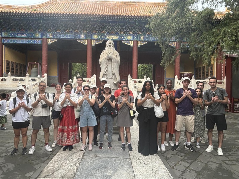 在中國和巴西共迎兩國建交50周年之際，巴西圣保羅州立大學(xué)孔子學(xué)院今年7月成功組織多批、近40名巴西青少年來華進(jìn)行短期訪問交流，圖為訪問團(tuán)成員參加文化體驗(yàn)活動。 巴西圣保羅州立大學(xué)孔子學(xué)院供圖