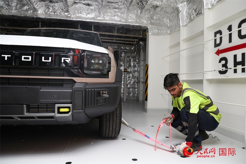 工人正在進(jìn)行卸車作業(yè)。人民網(wǎng)記者任皓宇攝