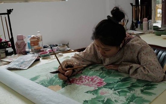 當(dāng)?shù)剞r(nóng)民畫師正在作畫。受訪者供圖