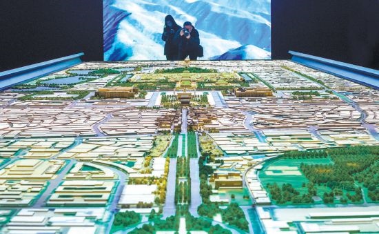 首都博物館“輝煌中軸”展廳內，十六米長的中軸線沙盤，配以立體投影技術，展現(xiàn)北京中軸線之壯美。 本報記者 武亦彬攝
