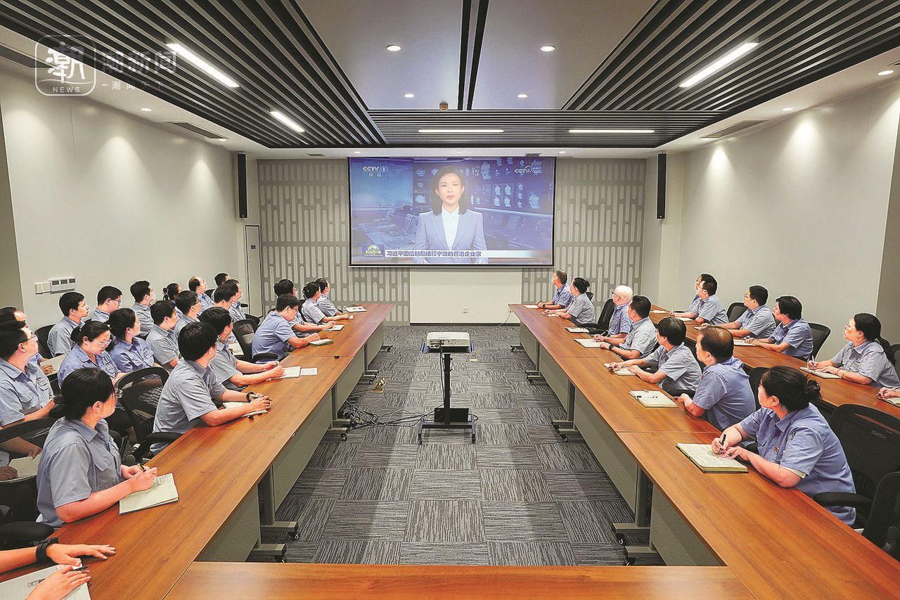 2024年8月1日晚，寧波永新光學(xué)股份有限公司員工集體觀看央視《新聞聯(lián)播》關(guān)于國家主席習(xí)近平給包陪慶、曹其鏞等祖籍寧波的香港企業(yè)家回信的報(bào)道。潮新聞?dòng)浾?賀元?jiǎng)P 彭鵬 周旭輝 攝